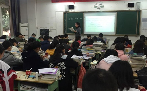 公務(wù)員和教師的收入差距有多大？看完你會(huì)報(bào)哪個(gè)